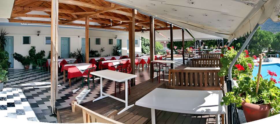 Een foto van het terras bij Hotel Theofilos Classic