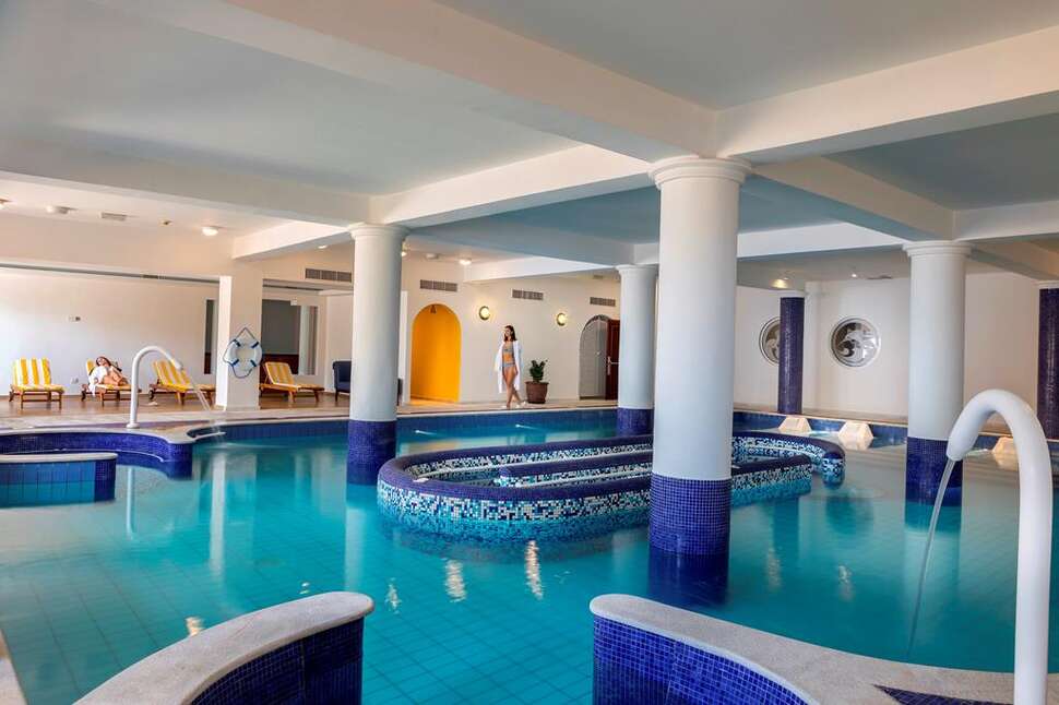 Een foto van het zwembad bij Aquamare Beach Hotel & Spa