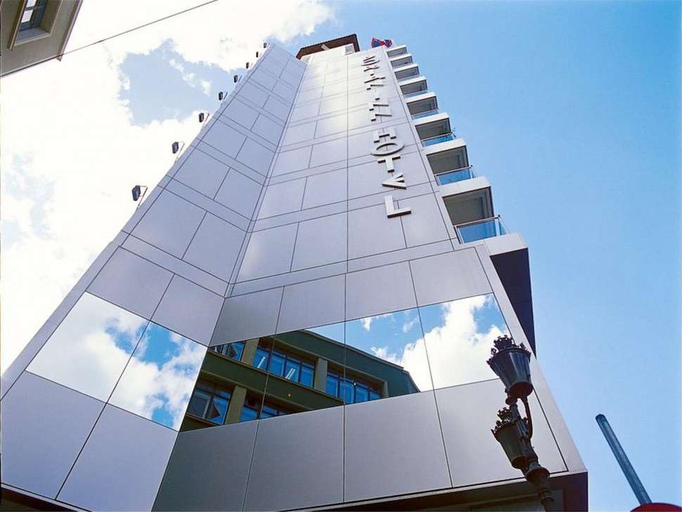 Een foto van de buitenkant van Dorian Inn Hotel