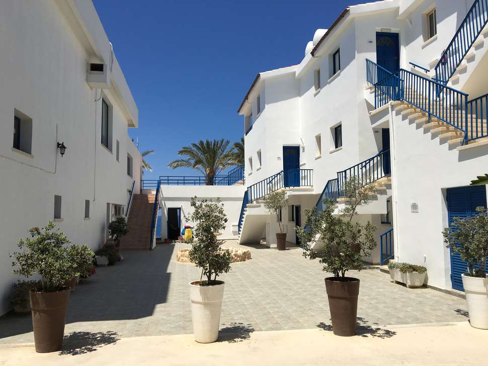 Een foto van de buitenkant van Vrachia Beach Hotel & Suites