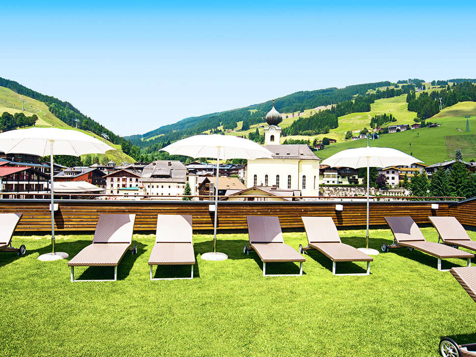 Een foto van het terras bij Alpinresort Sport & Spa
