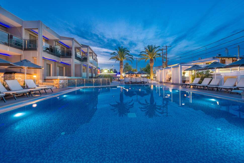Ein Foto vom Pool im Dionysos Hotel & Studios