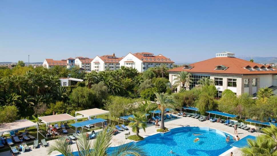 Een foto van het zwembad bij Sural Resort