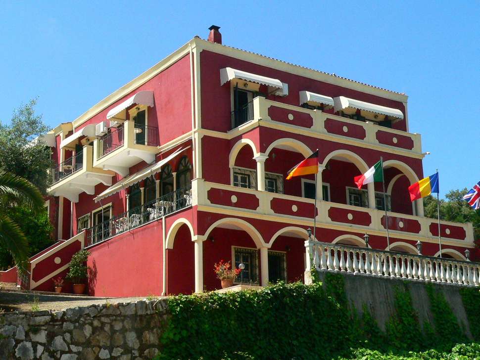 Een foto van de buitenkant van Apraos Bay Hotel
