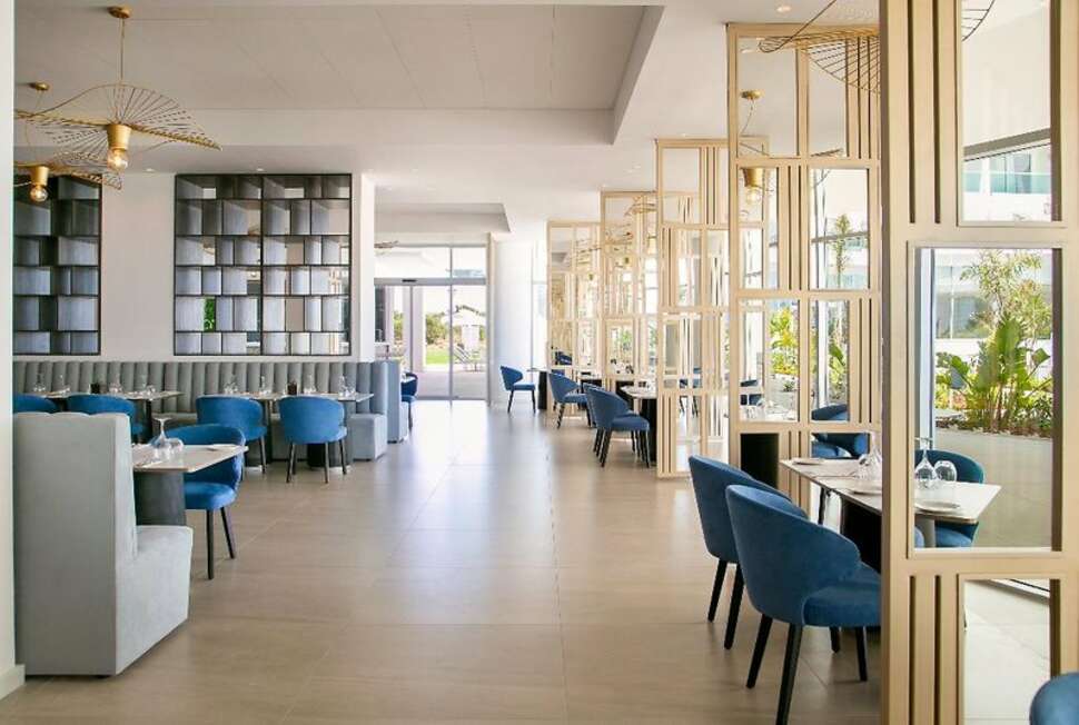 Een foto van het interieur van Nissi Beach Resort
