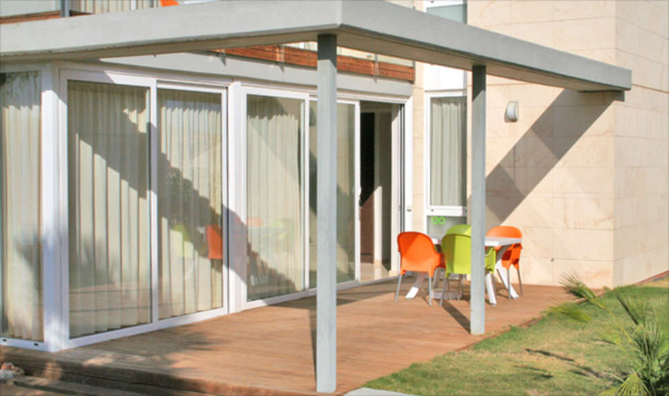 Een foto van het terras bij L'Escala Resort
