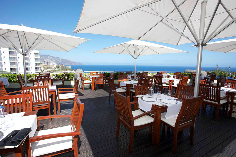 Een foto van het terras bij Madeira Regency Cliff Hotel