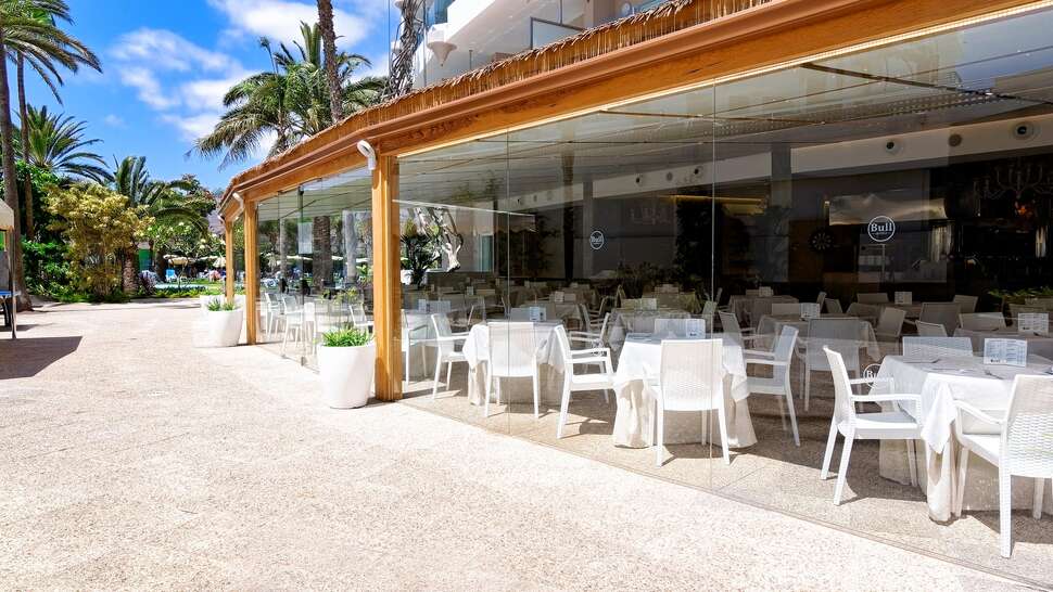 Een foto van het terras bij Bull Hotel Escorial & Spa