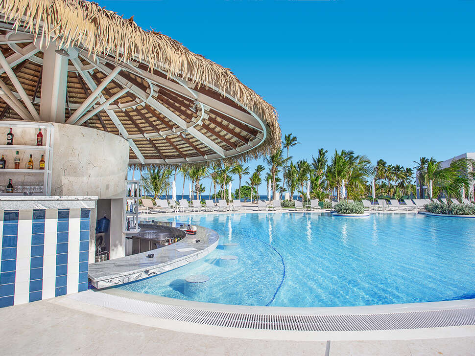 Een foto van het zwembad bij Serenade Punta Cana