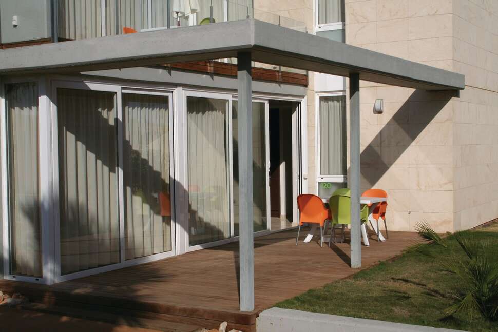 Een foto van het terras bij L'Escala Resort