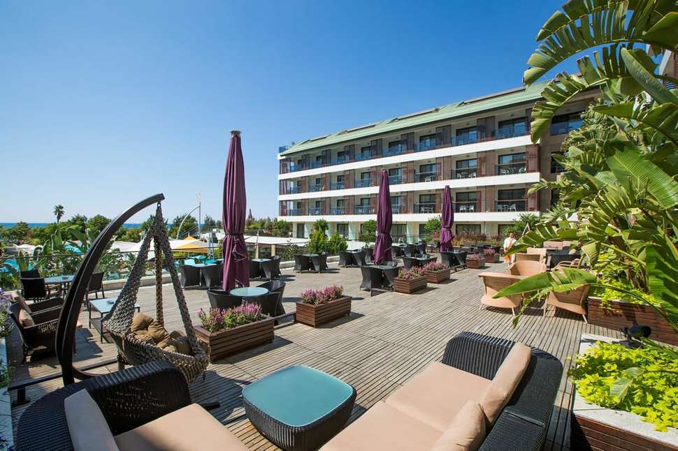 Een foto van het terras bij TUI Blue Side