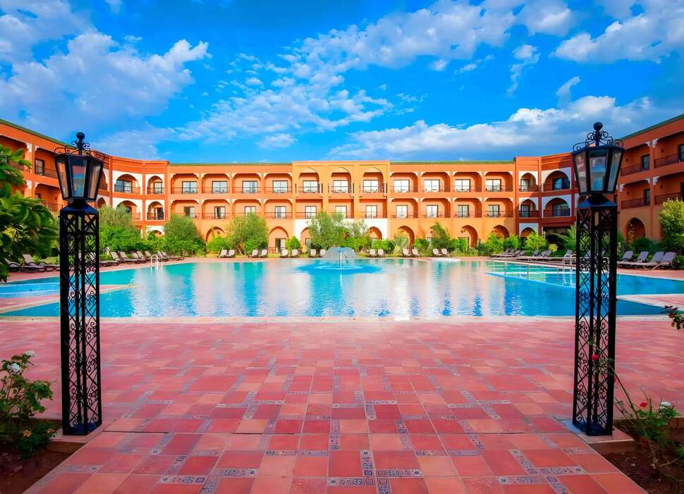 Een foto van het zwembad bij DWO Marrakech Ennakhil
