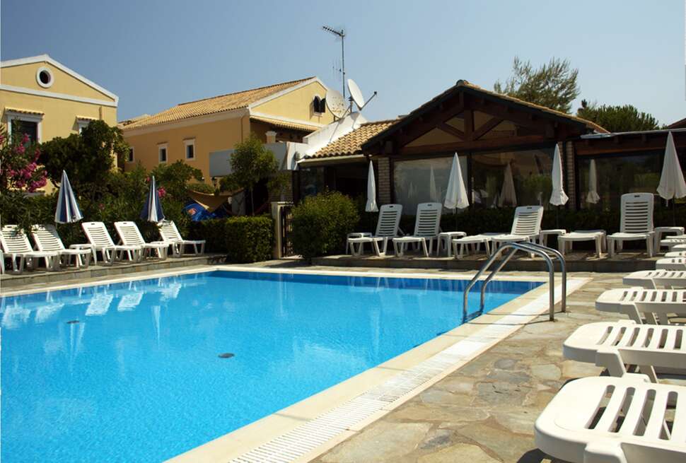 Ein Foto vom Pool im Nireas Studios & Apartments