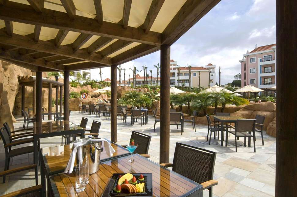 Een foto van het terras bij Hilton Vilamoura As Cascatas Golf Resort & Spa