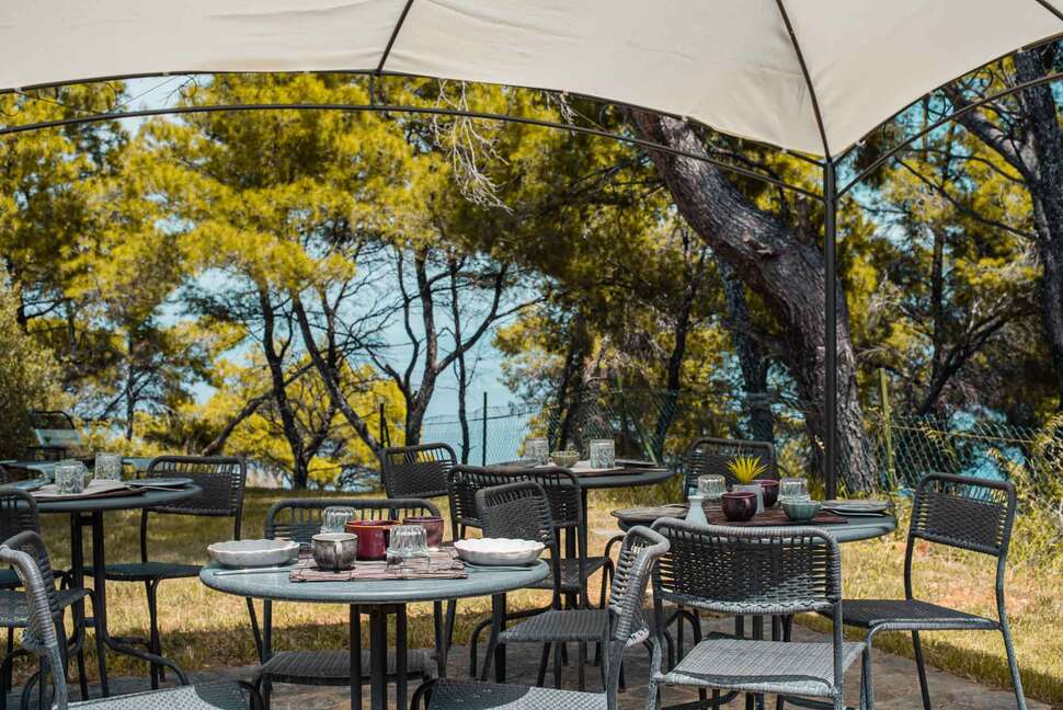 Een foto van het terras bij Pefkon Boutique Hotel