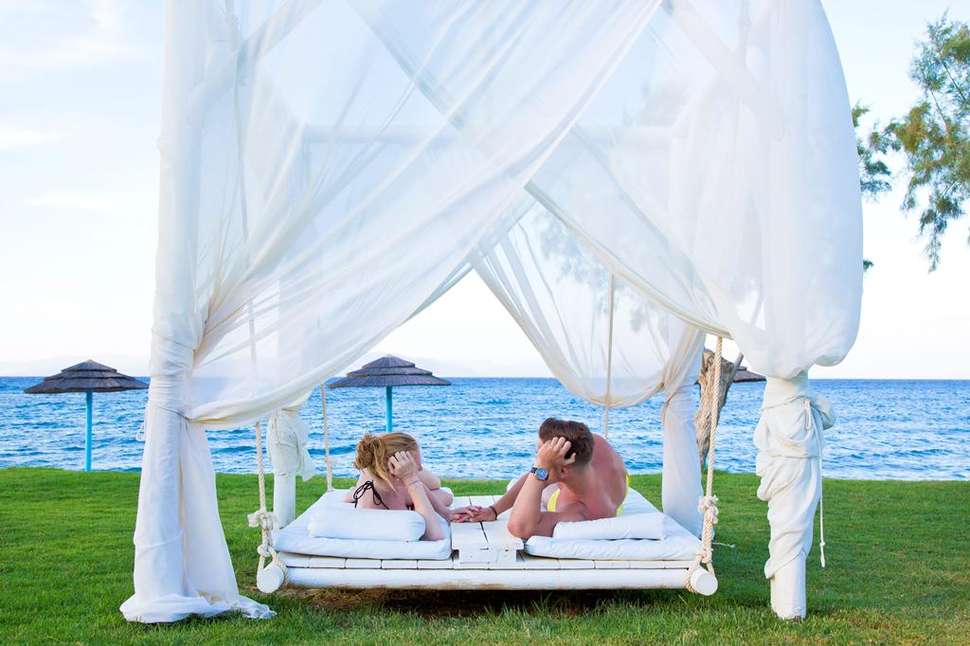 Een foto van het terras bij TUI Blue Oceanis Beach