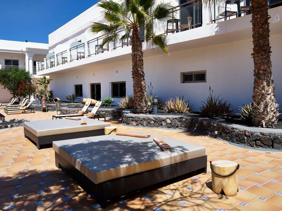 Een foto van het terras bij Hotel Coral Cotillo Beach