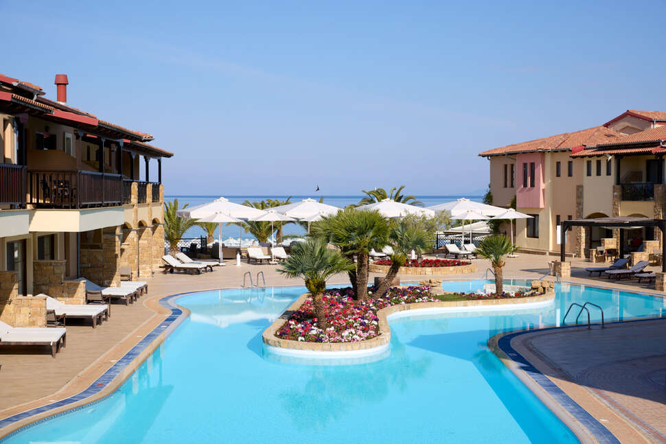 Een foto van het zwembad bij Anthemus Sea Beach Hotel & Spa