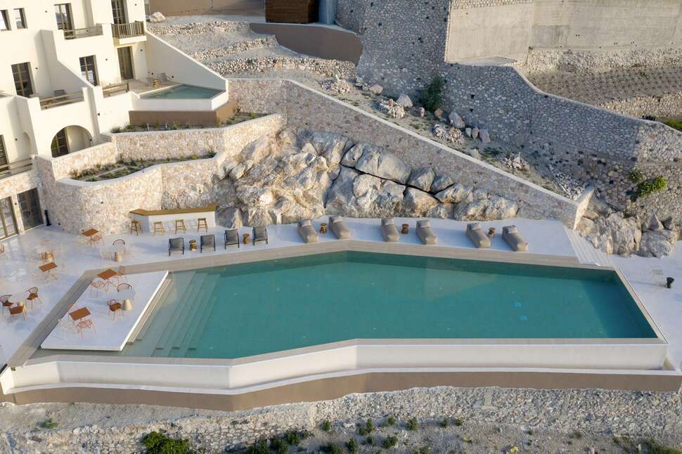 Ein Foto vom Pool im Elessa Hotel