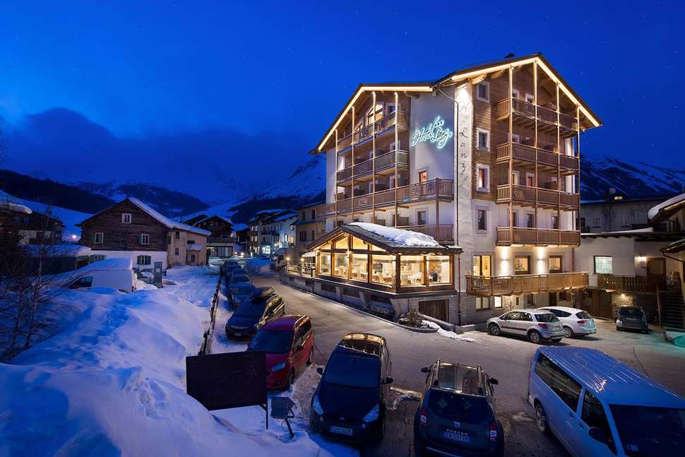 Een foto van de buitenkant van Hotel Lanz