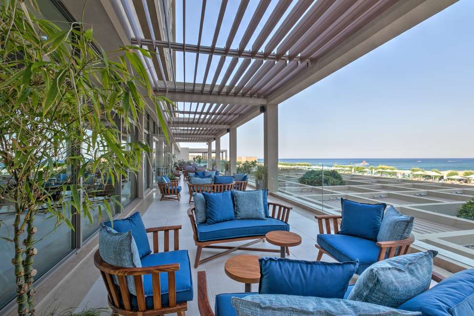 Ein Foto von der Terrasse im Amada Colossos Resort