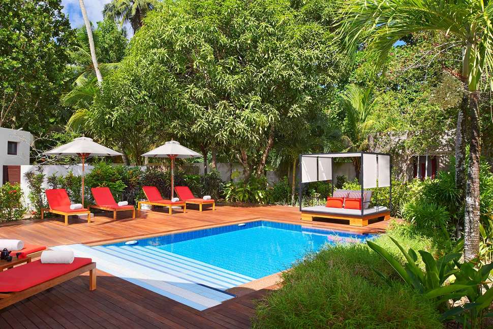 Een foto van het zwembad bij Avani Seychelles Barbarons Resort & Spa