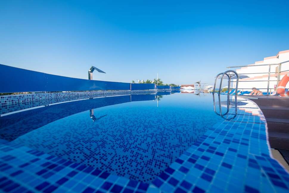 Een foto van het zwembad bij Avlida Hotel