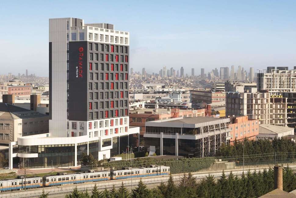 Een foto van de buitenkant van Ramada Encore by Wyndham Istanbul Bayrampasa
