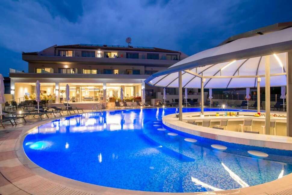 Ein Foto vom Pool im The Dome Luxury Hotel