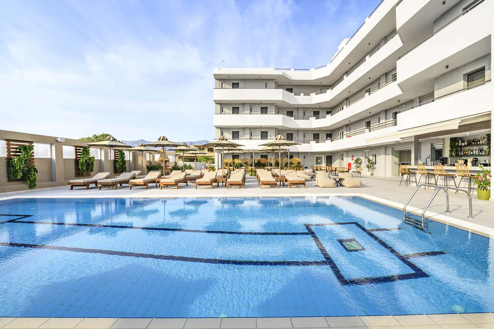 Een foto van het zwembad bij Nicolas Grand Suites