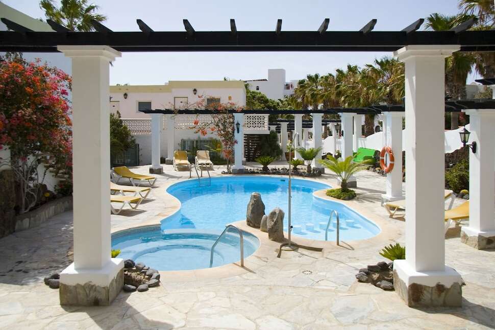 Een foto van het zwembad bij Aparthotel Esquinzo y Monte del Mar