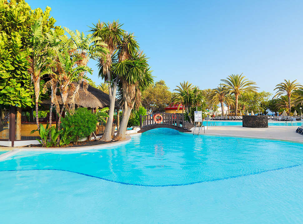 Een foto van het zwembad bij H10 Lanzarote Princess