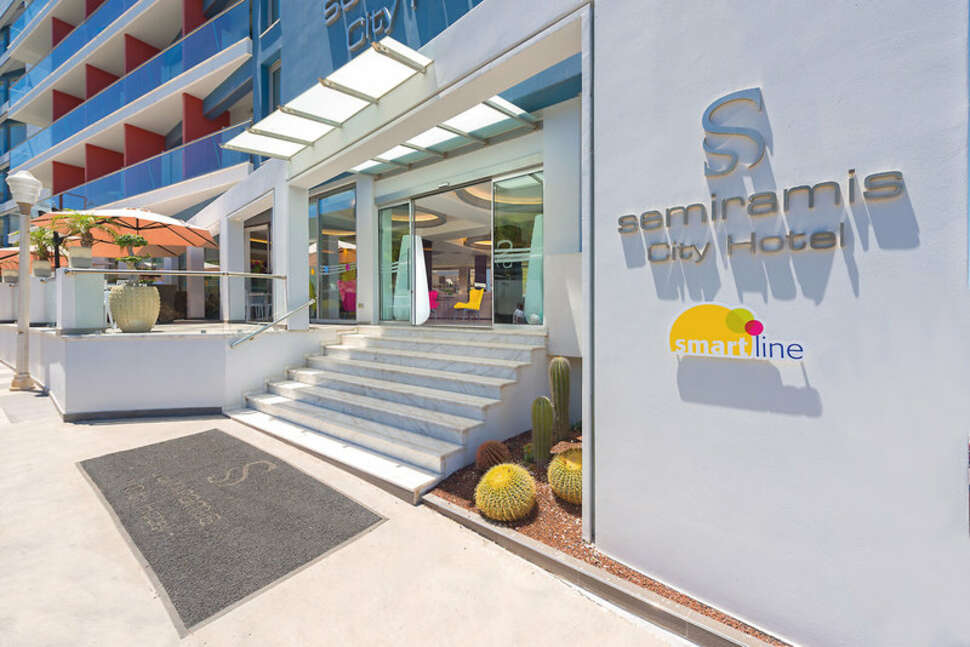 Een foto van de buitenkant van Semiramis City Hotel