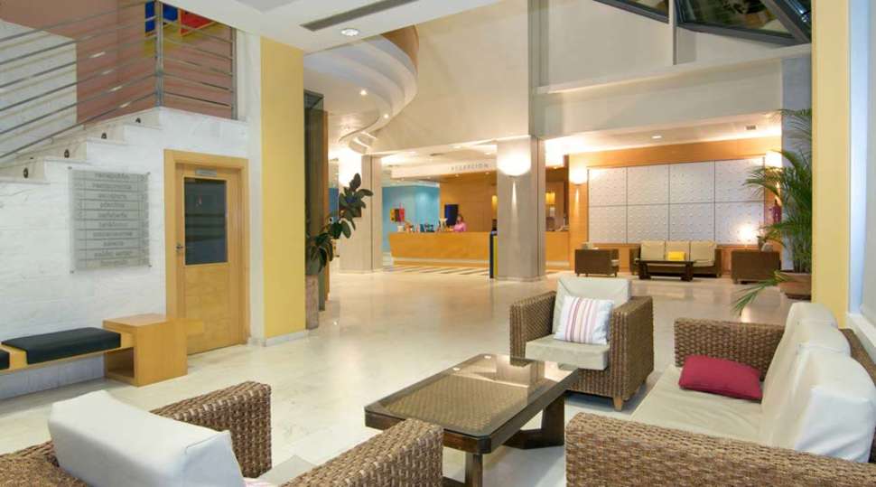 Een foto van het interieur van Hotel Piramide Salou