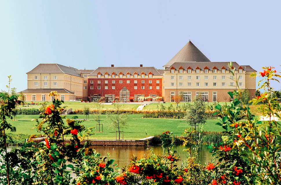 Een foto van een overzicht van Grand Magic Hotel