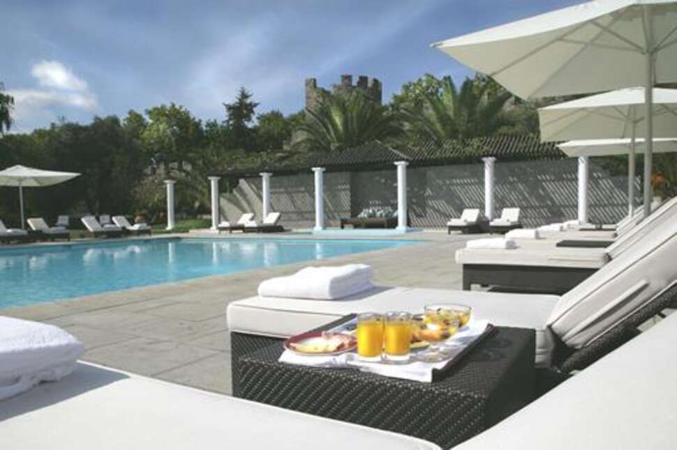 Ein Foto vom Pool im M'AR De AR Muralhas Hotel