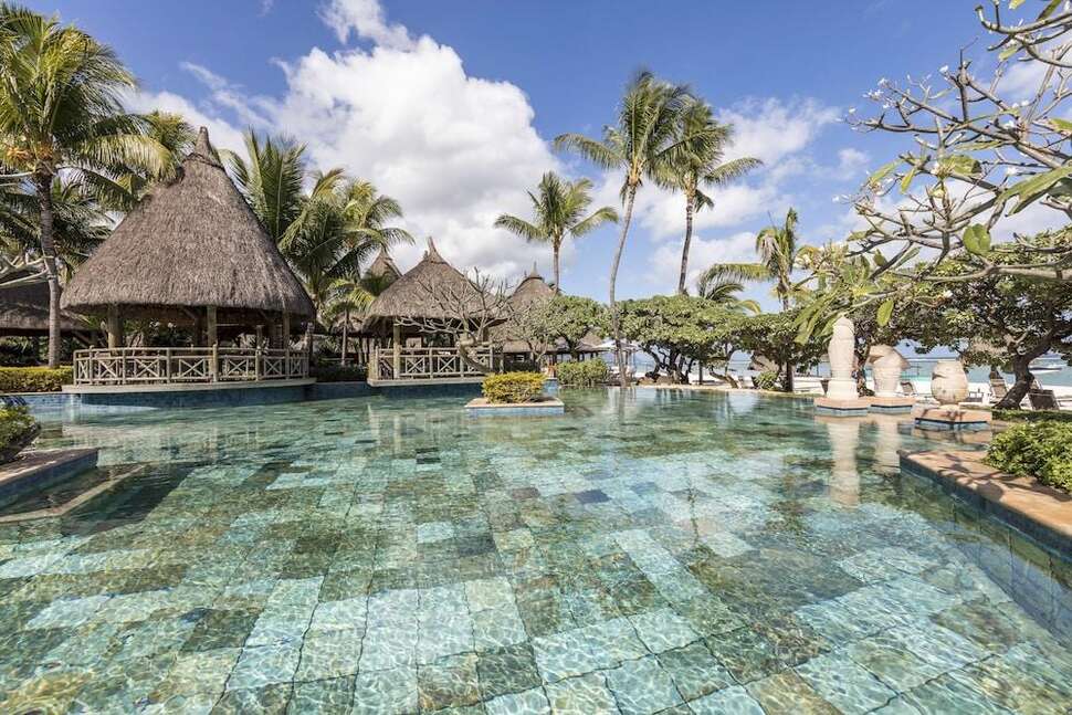 Een foto van het zwembad bij La Pirogue A Sun Resort