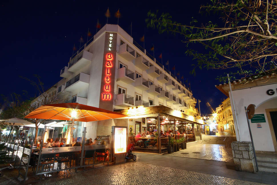 Een foto van de buitenkant van Hotel Baltum