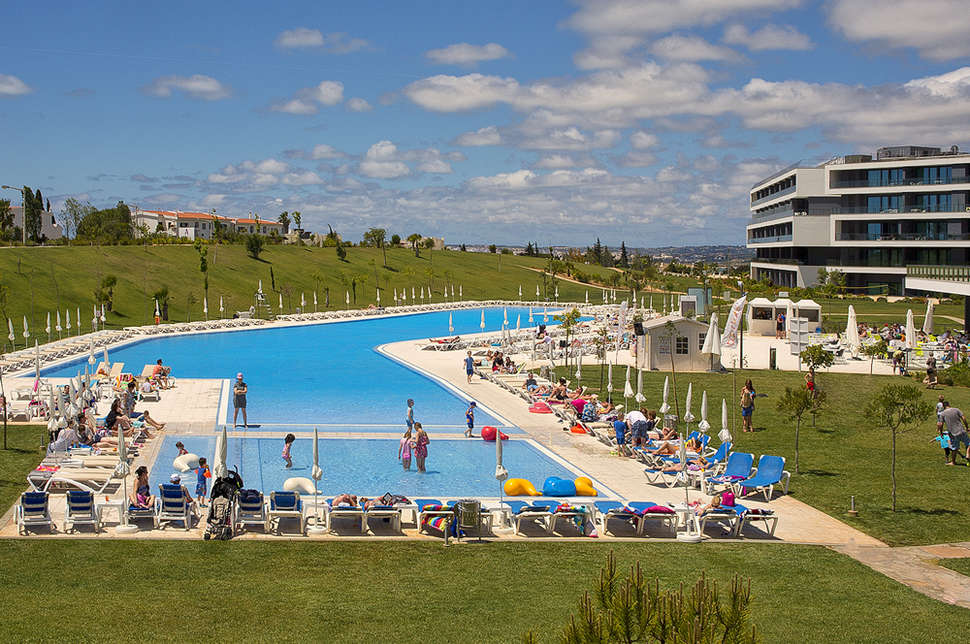 Ein Foto vom Pool im Aparthotel Alvor Baia