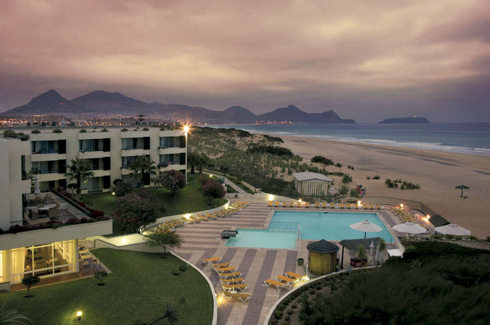 Een foto van het zwembad bij Vila Baleira Suites