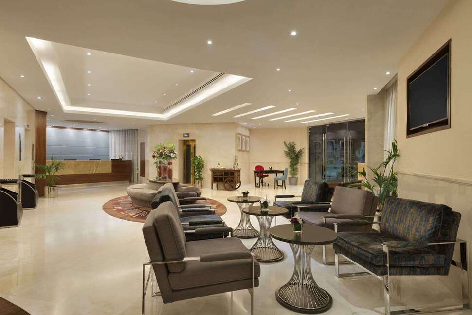 Een foto van het interieur van Ramada by Wyndham Abu Dhabi Corniche
