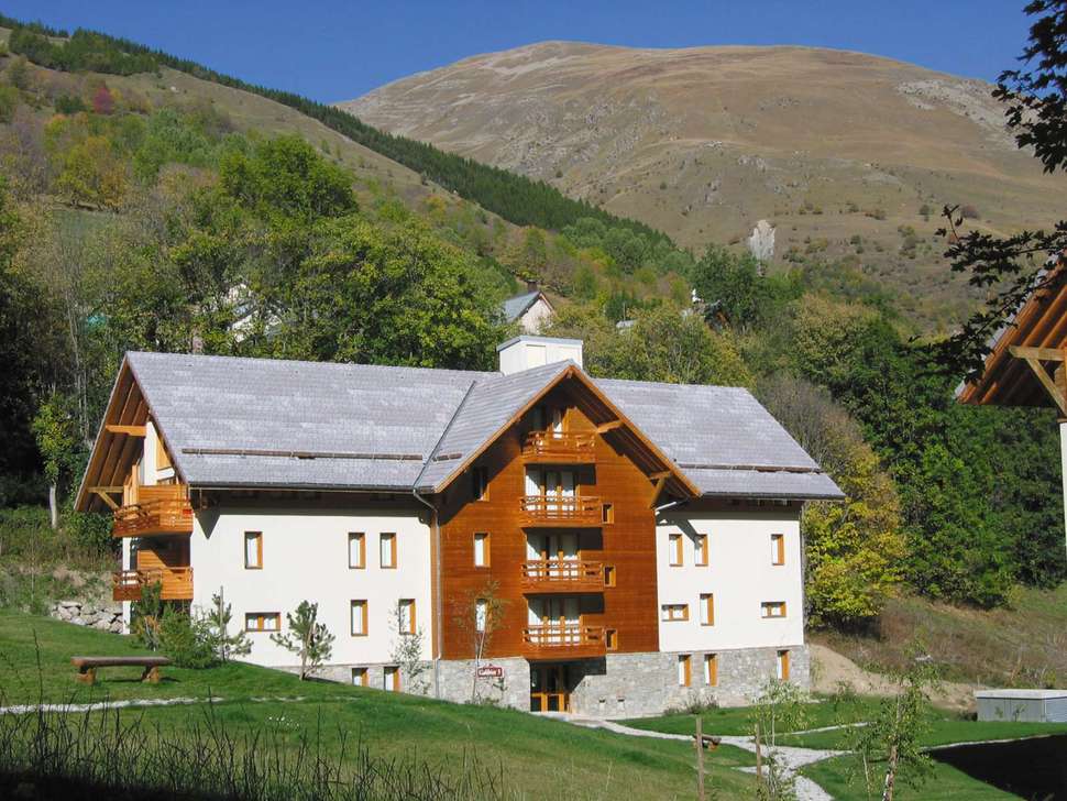 Een foto van de buitenkant van Les Chalets du Galibier