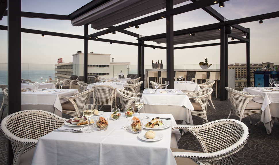 Een foto van het terras bij Hotel Fenix Torremolinos