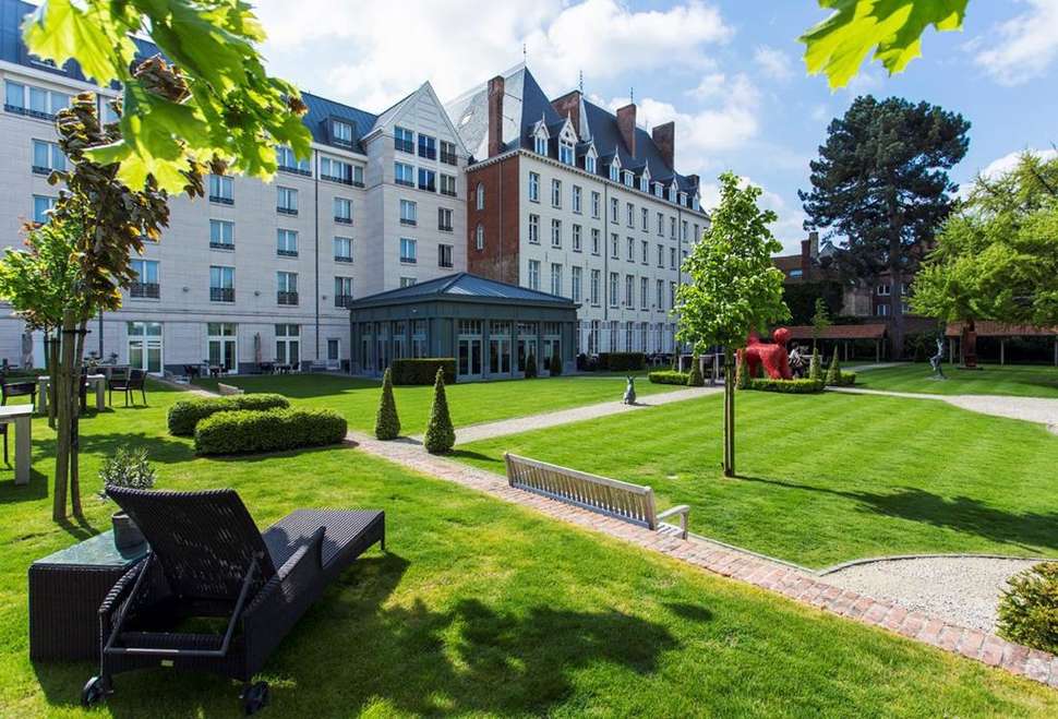 Een foto van de buitenkant van Dukes' Palace
