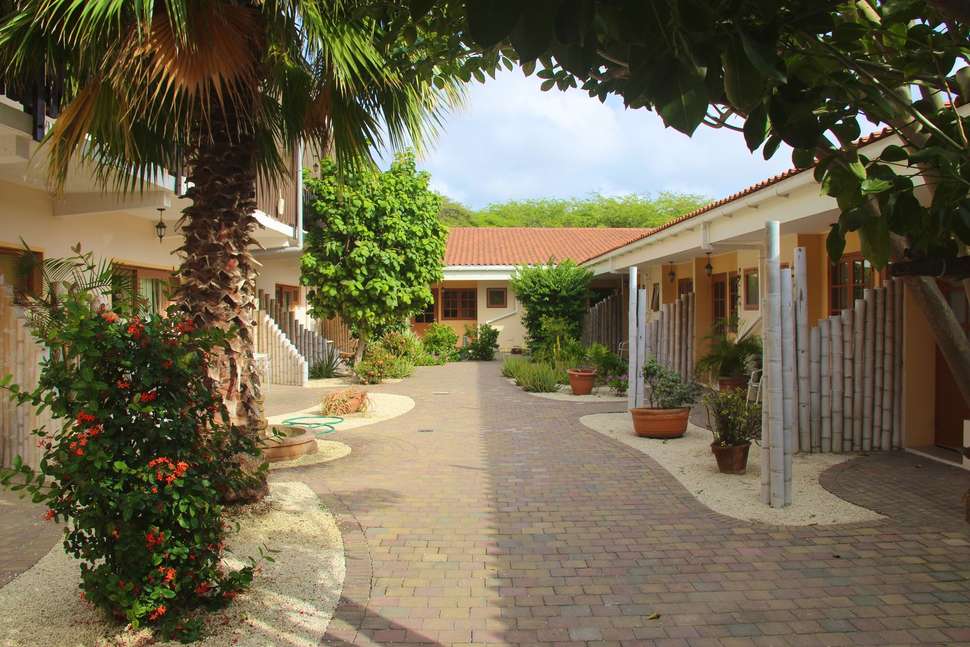 Een foto van de buitenkant van Camacuri Residence