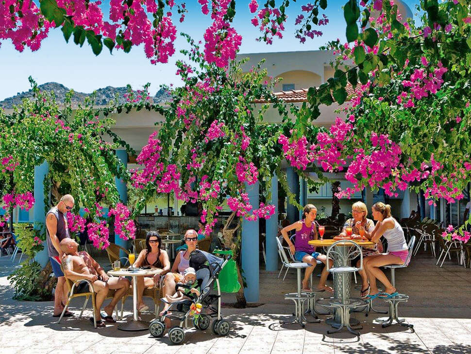 Een foto van het terras bij Marianna Palace Hotel
