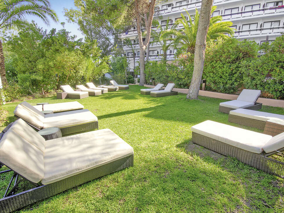 Een foto van het terras bij azuLine Hotel Bergantin