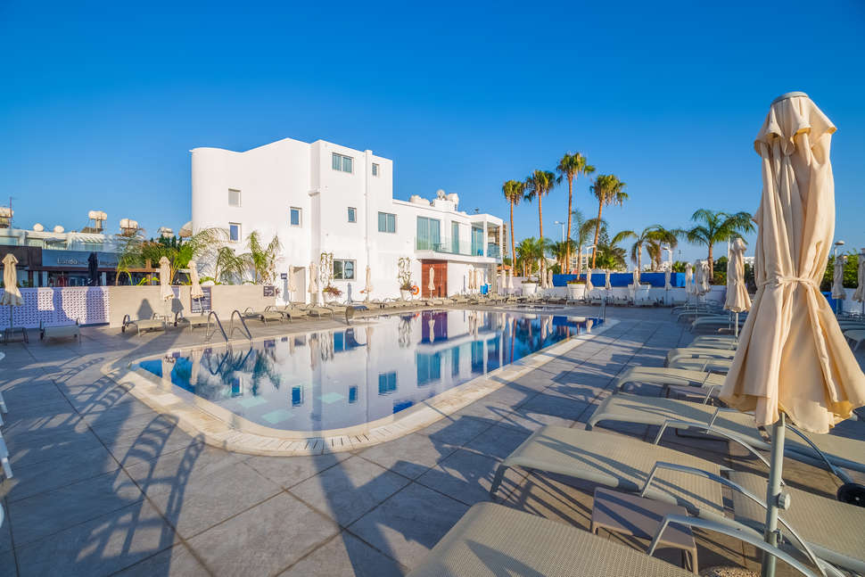 Ein Foto vom Pool im Protaras Plaza Hotel