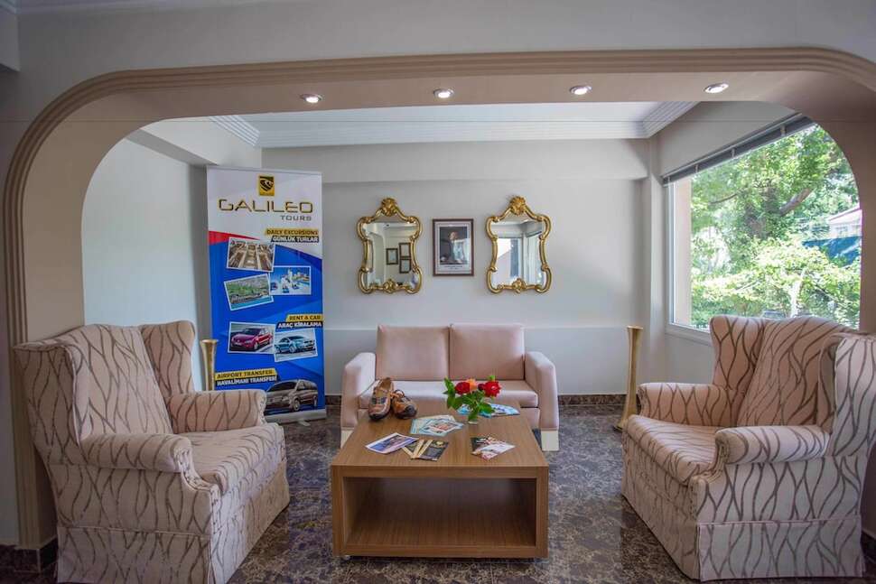 Een foto van het interieur van Melis Hotel