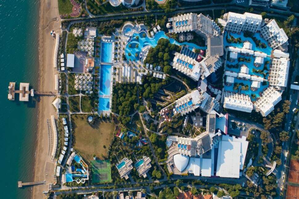Een foto van het zwembad bij Susesi Luxury Resort